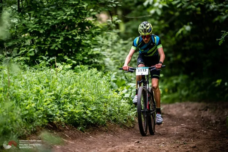 MTB dalībnieki LVM sacensībās meža trasē