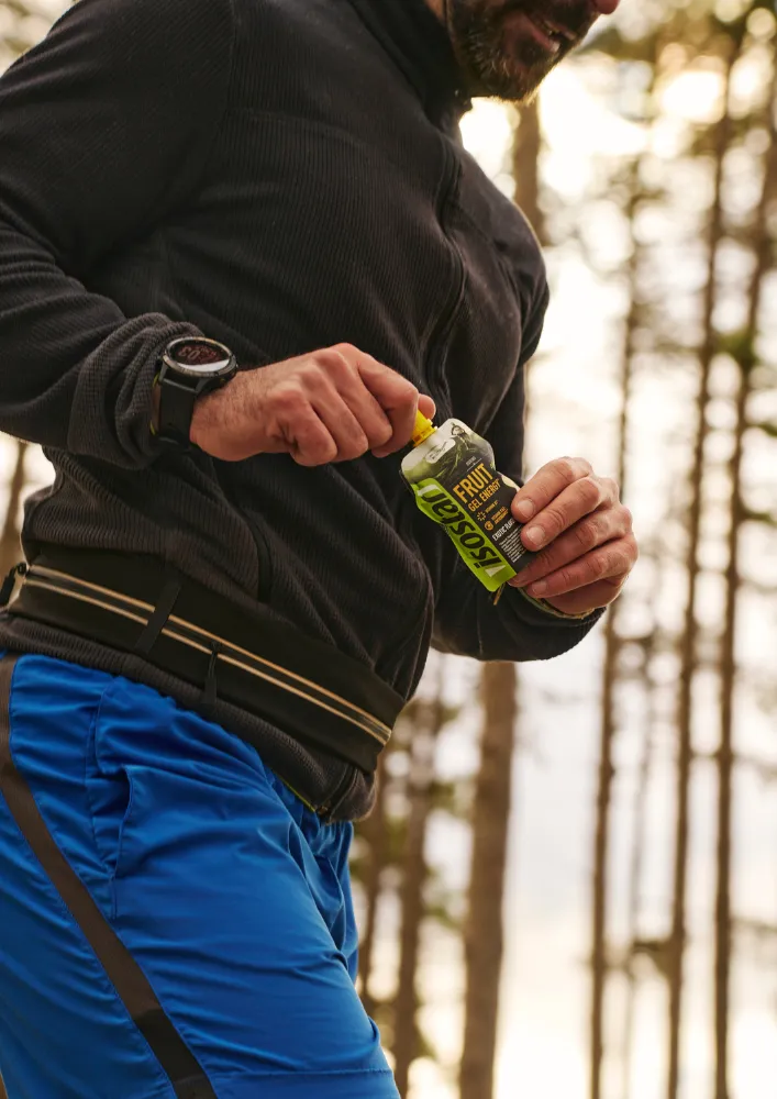 Sportists treniņā izmanto Isostar enerģijas produktu